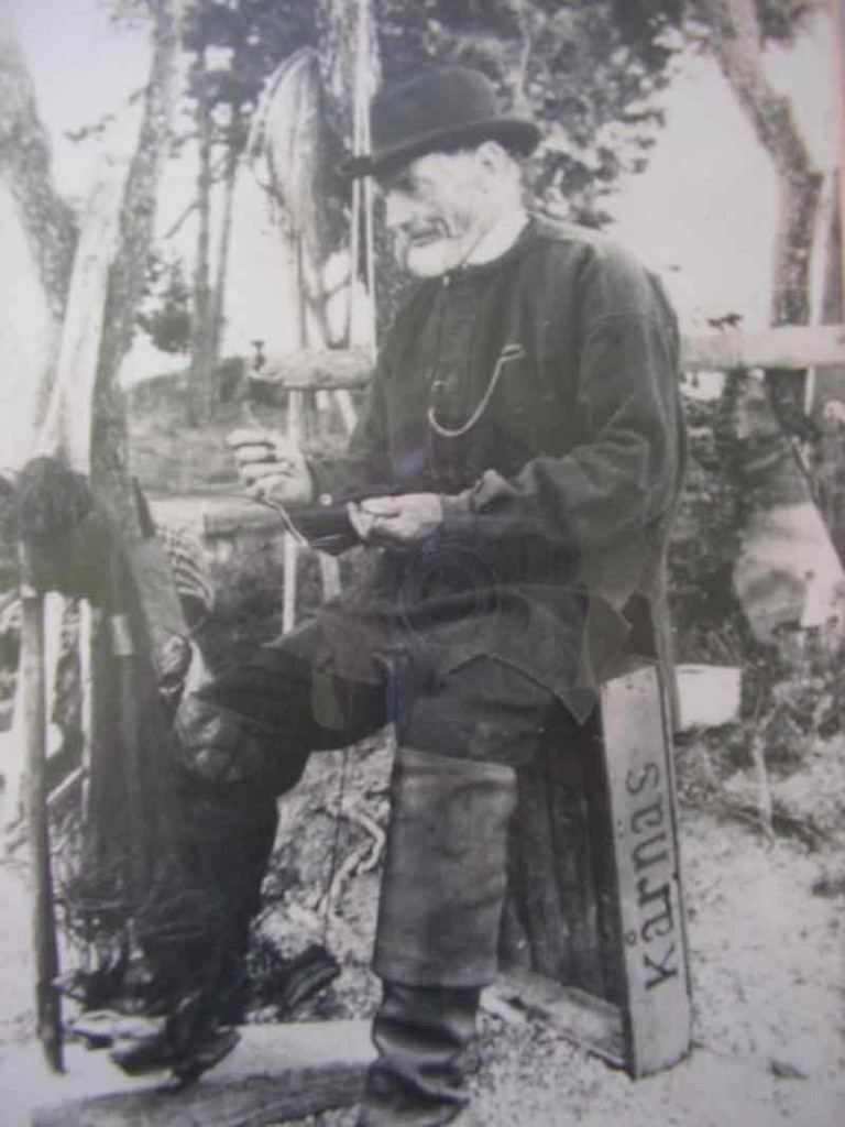 man sitter på kårnäsläda 768x1024